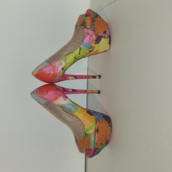 Betsey Johnson Bridgitt Multicolor Platforms Heels size 8m - Picture 3 of 12